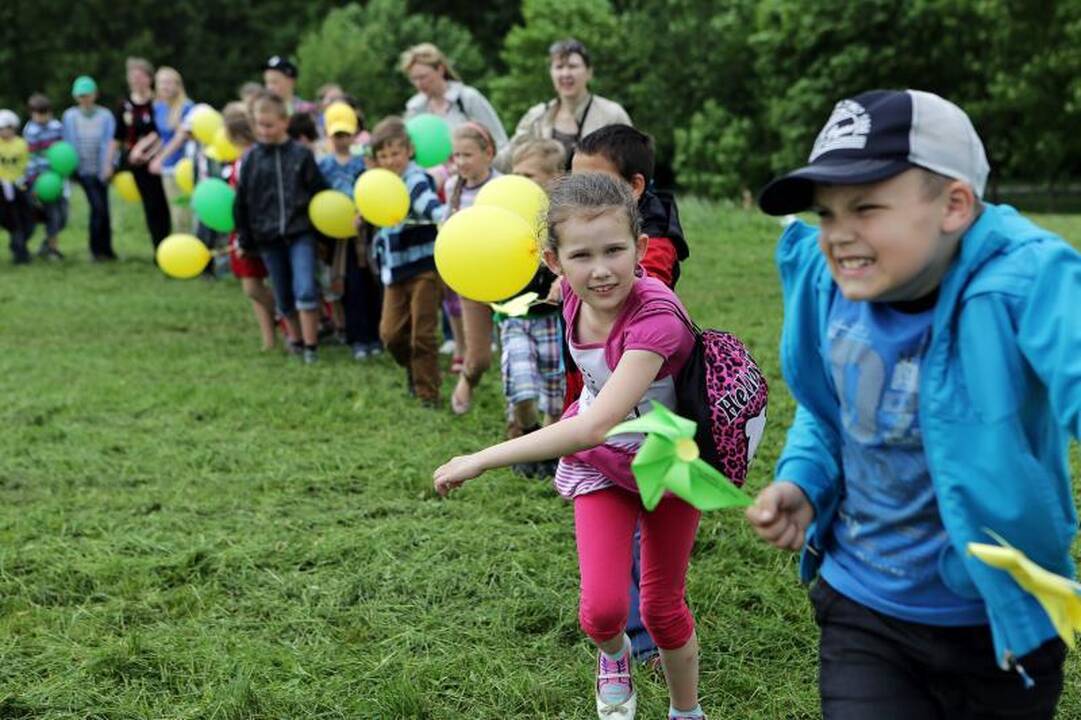 I. Simonaitytės  kalną   apjuosė   vaikai