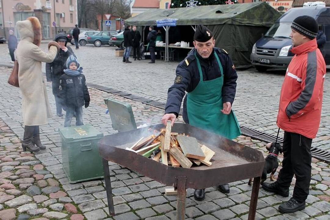 Klaipėdiečiai vaišinosi nemokama žuviene ir koše