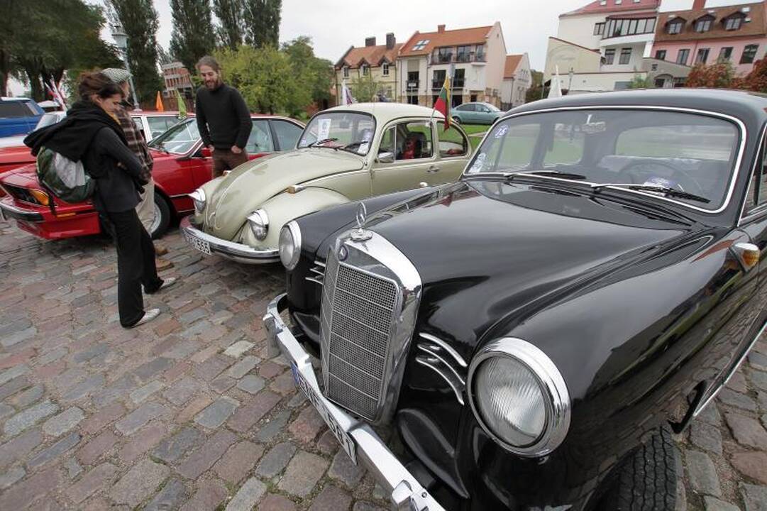 Klaipėdos senamiestyje – senovinių automobilių paradas