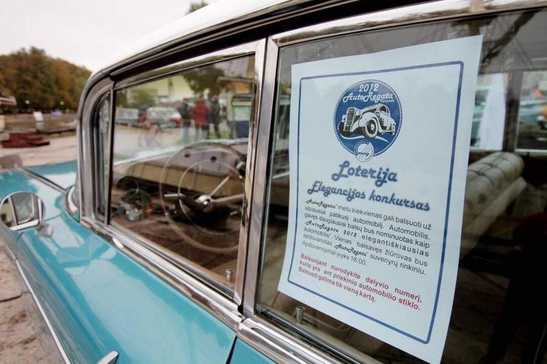 Klaipėdos senamiestyje – senovinių automobilių paradas