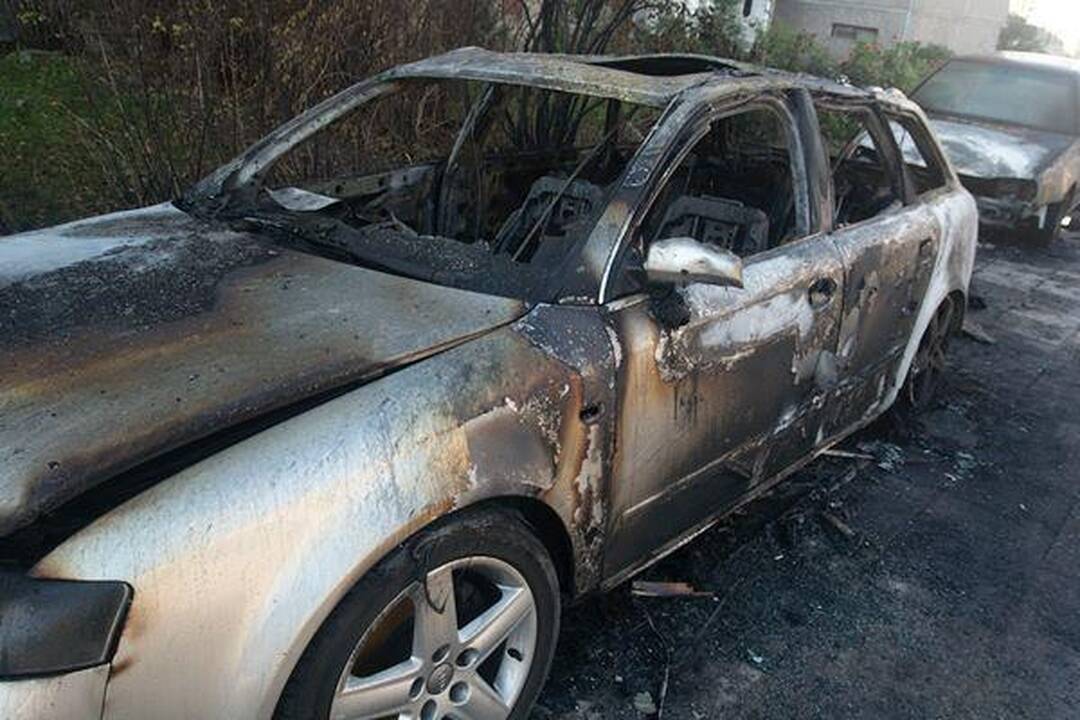 Vilniuje sudeginti du automobiliai