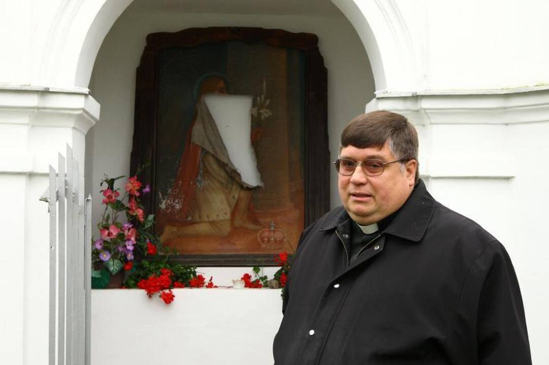 Vandalai puola: Kauno koplyčiose suplėšyti du paveikslai