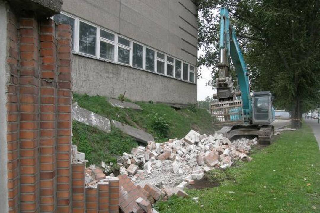 Tęsiamas klaipėdietiškos Berlyno sienos griovimas