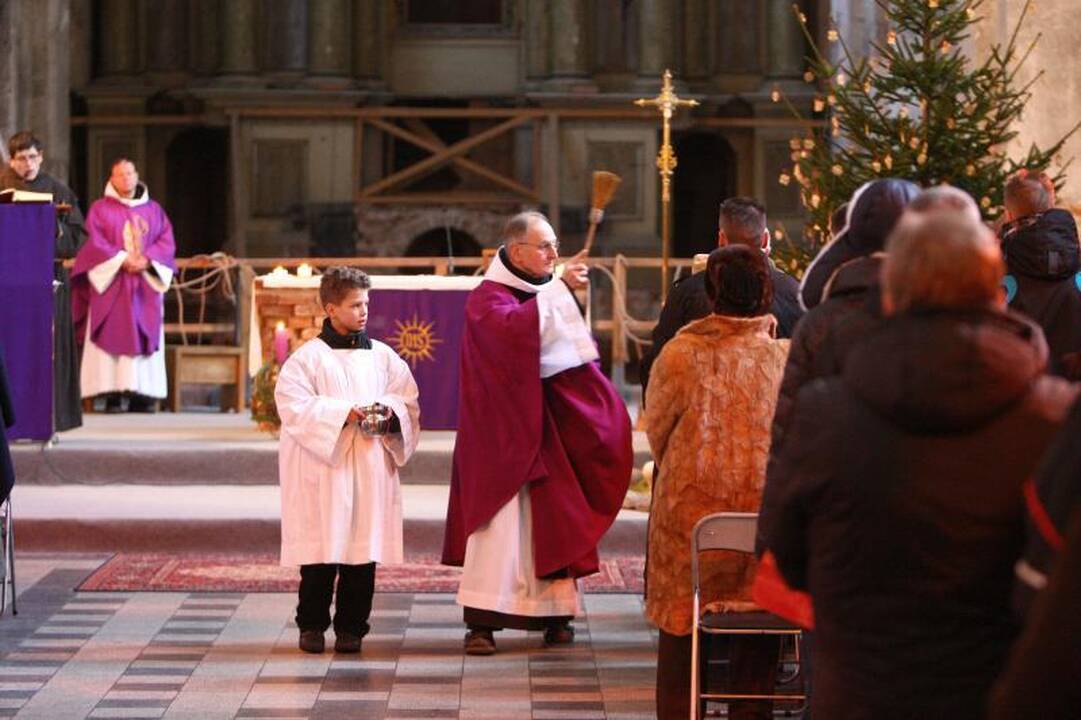 Originalus šventimas: Kauno plaukikai Kalėdoms rengėsi bažnyčioje