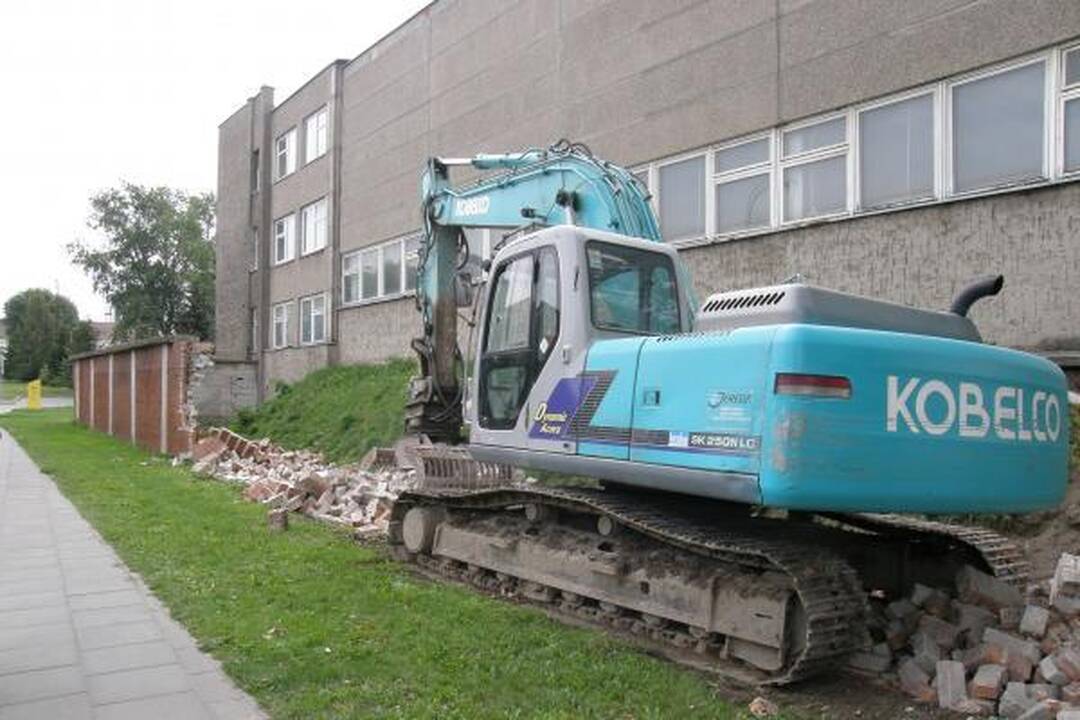 Tęsiamas klaipėdietiškos Berlyno sienos griovimas