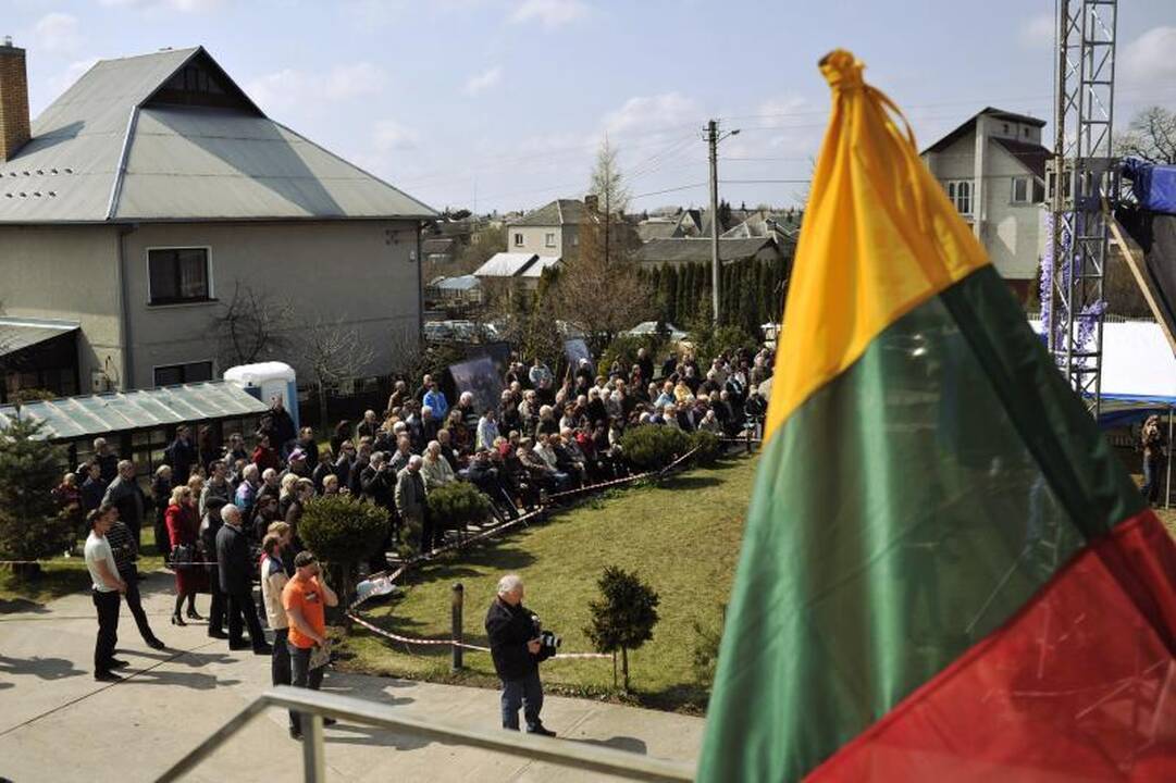 Menininkai apdovanojo Garliavos budėtojus 