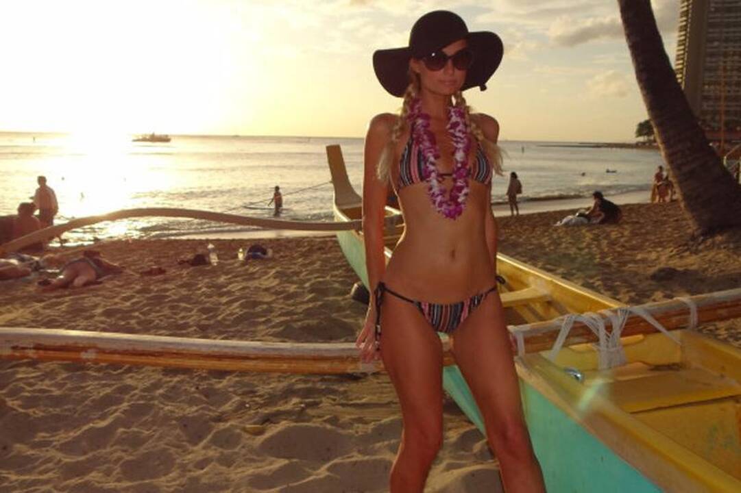 Paris Hilton pozavo naujam kalendoriui  