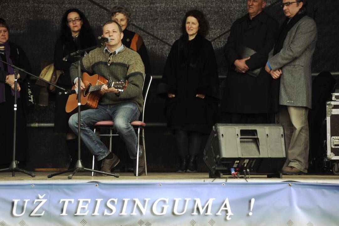 Menininkai apdovanojo Garliavos budėtojus 