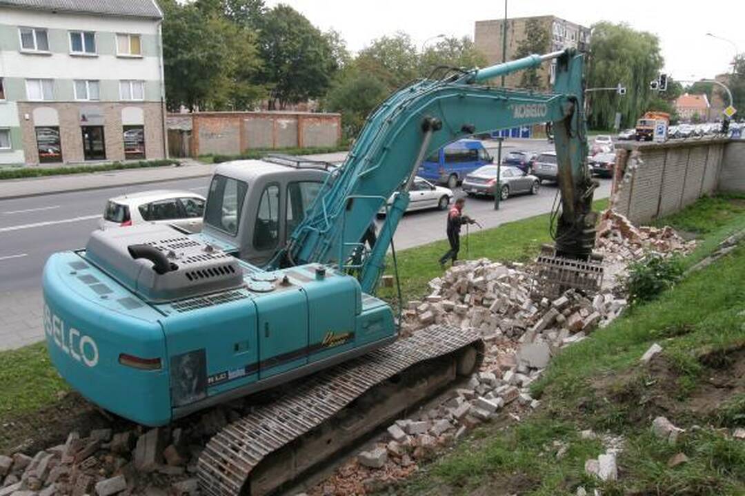 Tęsiamas klaipėdietiškos Berlyno sienos griovimas