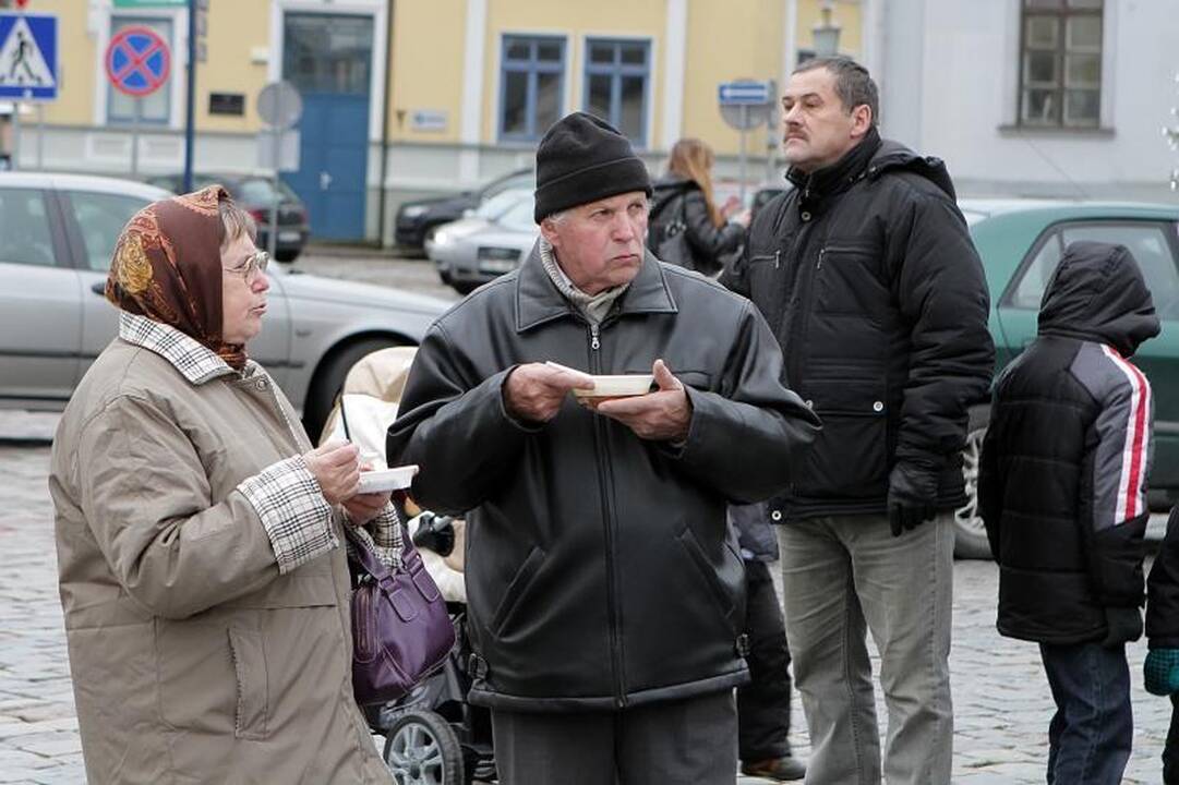 Klaipėdiečiai vaišinosi nemokama žuviene ir koše