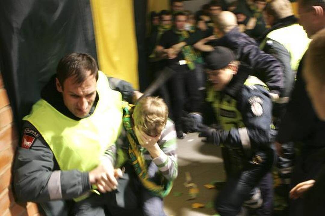 Mače su "Žalgiriu" siautėjo Vilniaus sirgaliai (papildyta)
