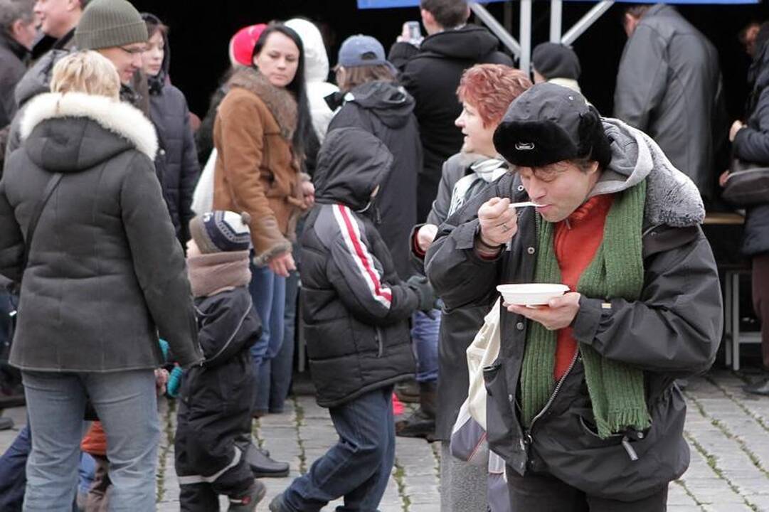 Klaipėdiečiai vaišinosi nemokama žuviene ir koše