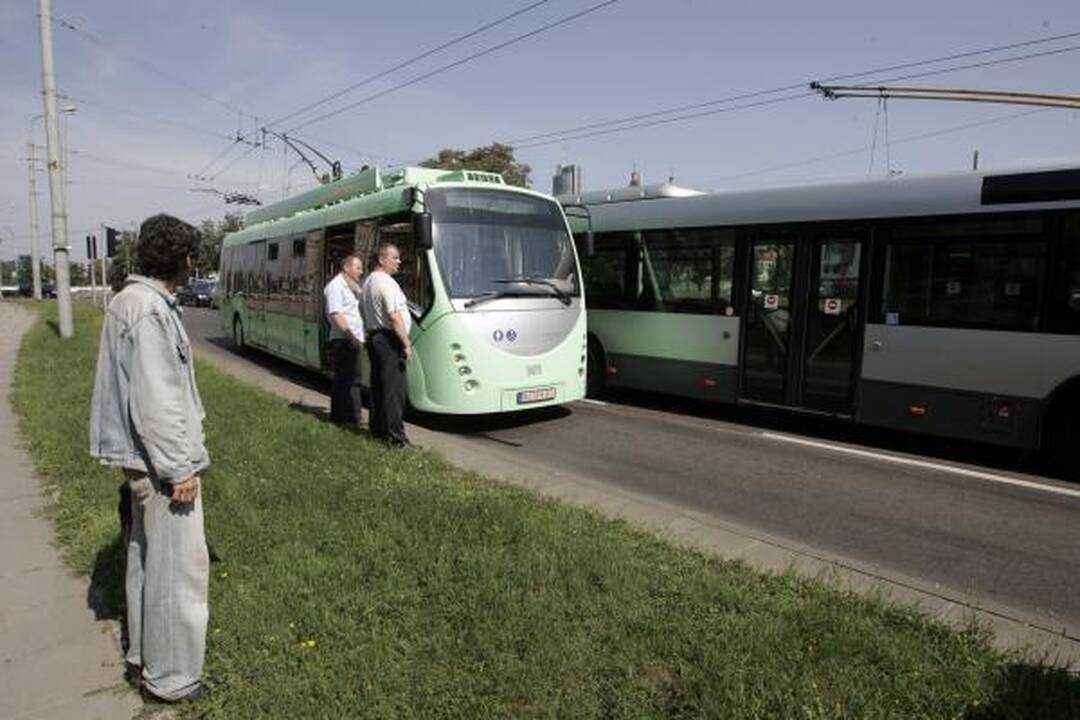 Troleibusas „Vytautas“ gavo krikštą ir patyrė pirmą avariją Vilniaus gatvėse