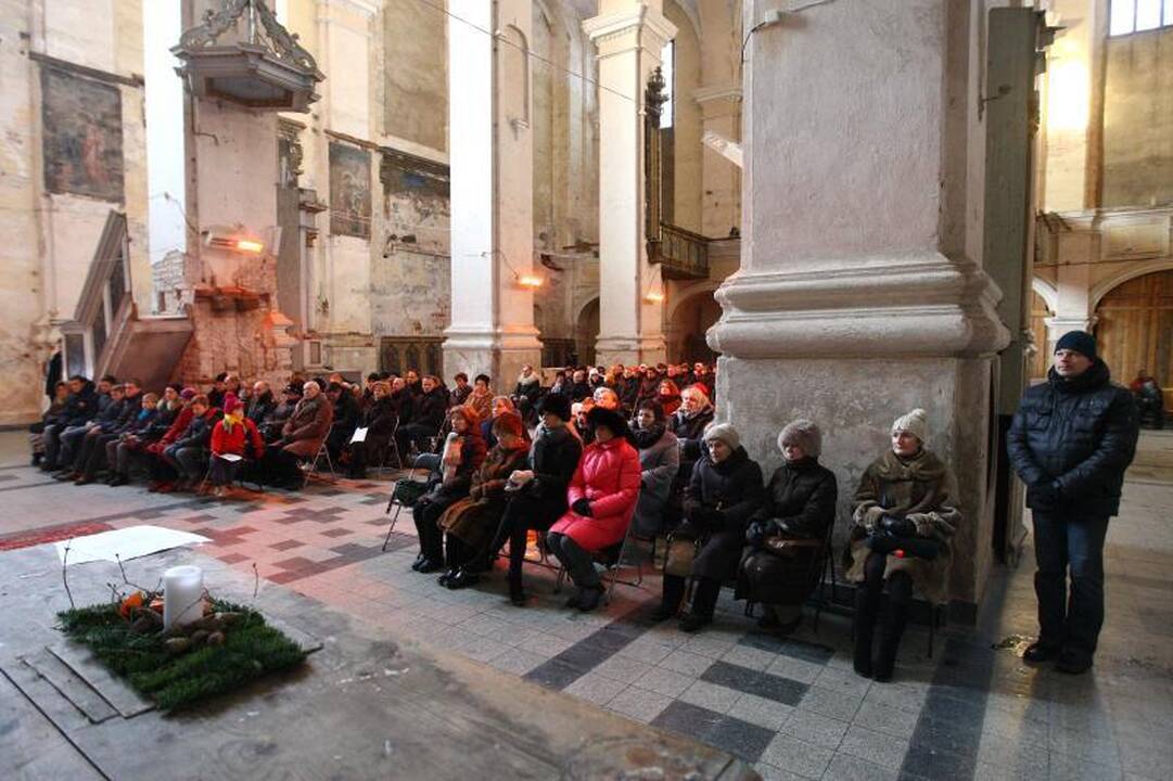 Originalus šventimas: Kauno plaukikai Kalėdoms rengėsi bažnyčioje