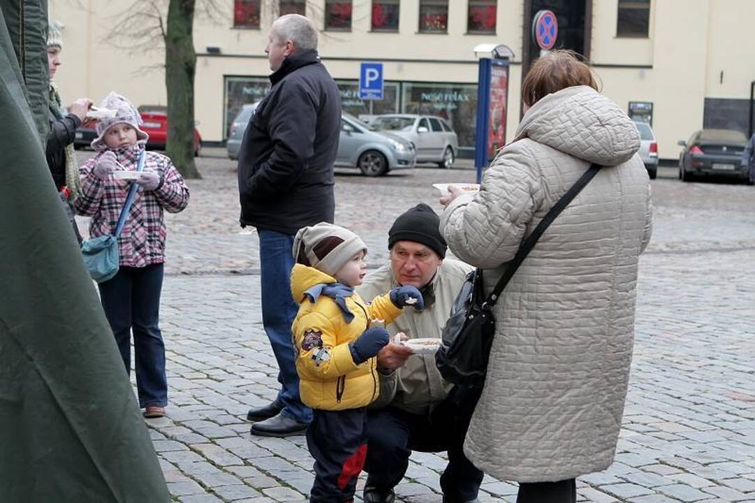 Klaipėdiečiai vaišinosi nemokama žuviene ir koše