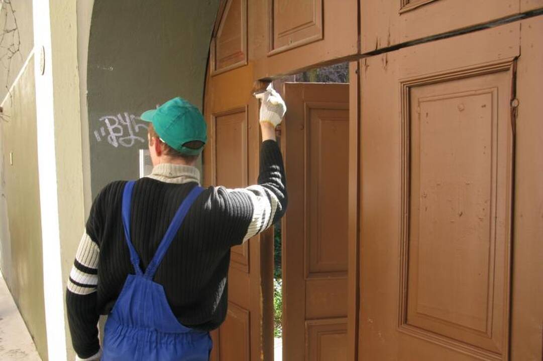 Darbininkai senamiestyje uždažinėjo sienų tepliones