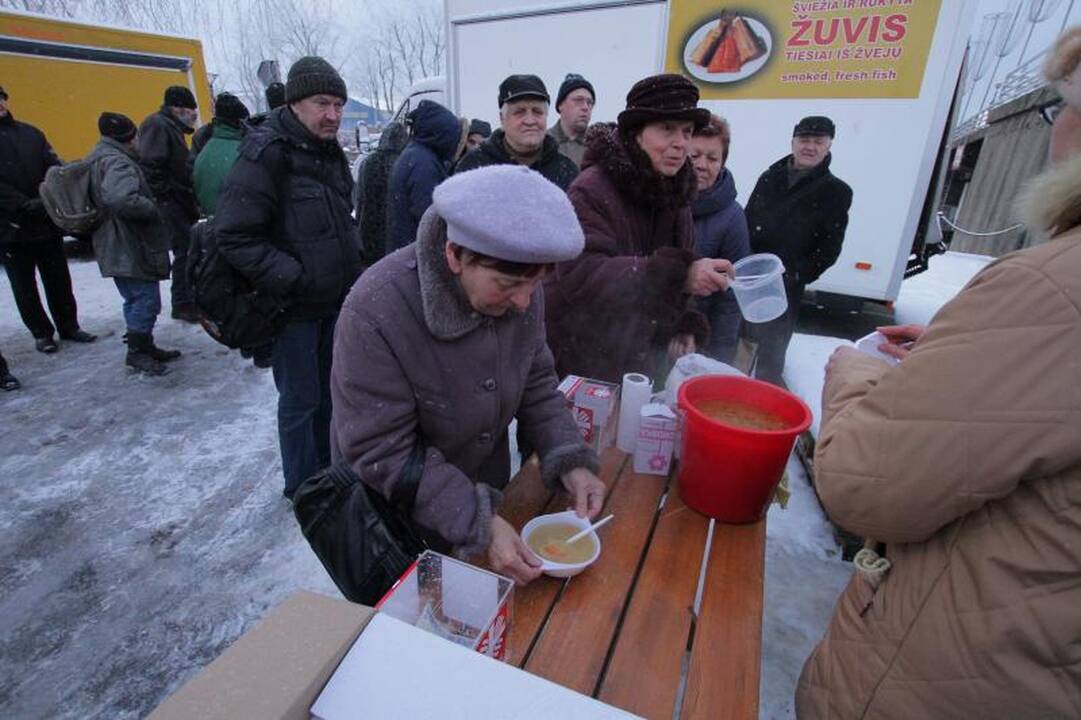 Klaipėdiečiai mėgavosi nemokama žuviene 