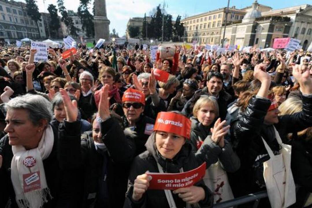 Italijos premjeras numojo ranka į masinį moterų protestą