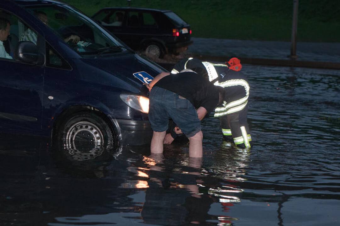 Ugniagesiai išgelbėjo per potvynį skendusius lenkus
