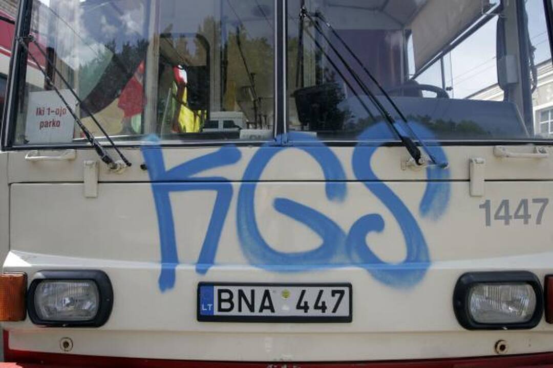 Naktį vandalai grafičiais išterliojo 14 troleibusų