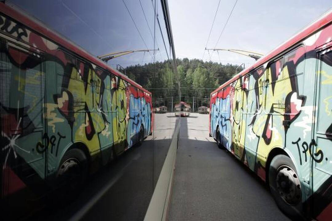 Naktį vandalai grafičiais išterliojo 14 troleibusų