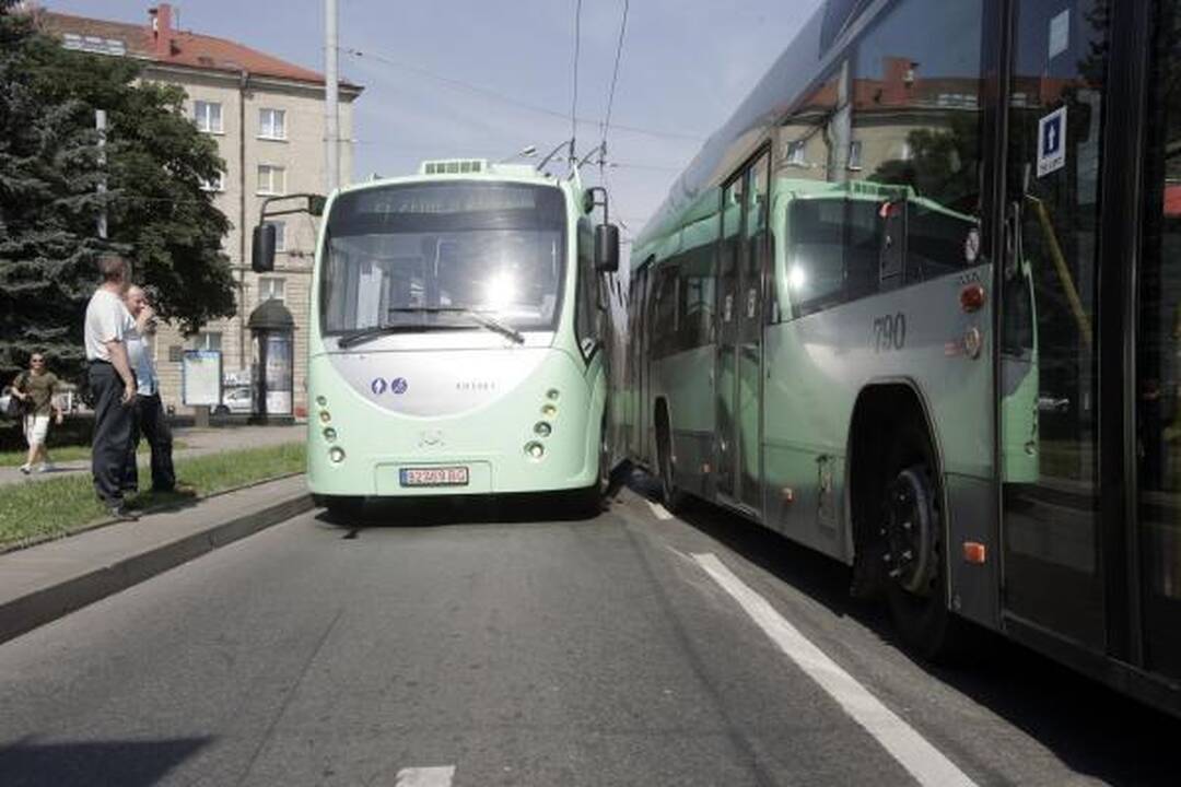 Troleibusas „Vytautas“ gavo krikštą ir patyrė pirmą avariją Vilniaus gatvėse