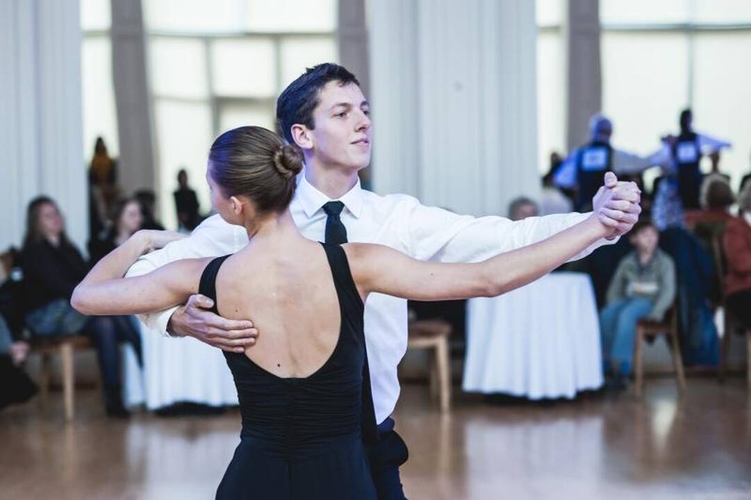 Kaune  ant parketo  sklendė  mylintieji   šokį