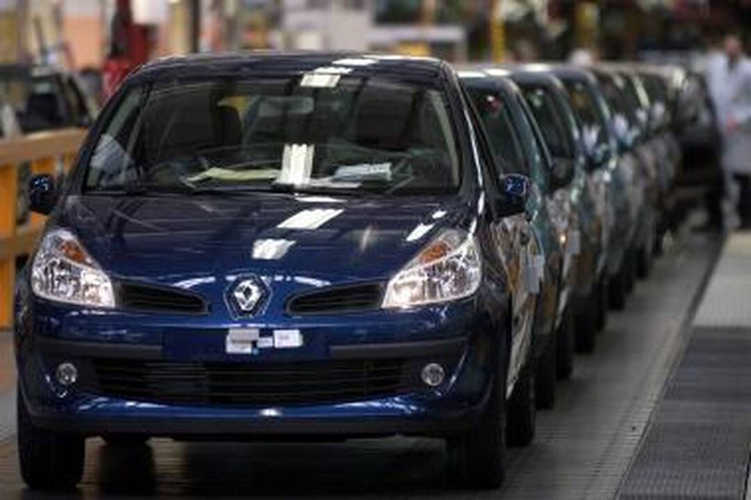 Automobilių pardavimai Prancūzijoje ir toliau smunka