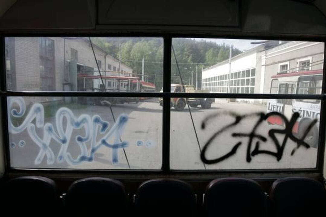 Naktį vandalai grafičiais išterliojo 14 troleibusų