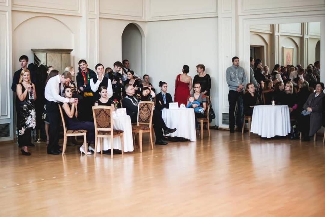 Kaune  ant parketo  sklendė  mylintieji   šokį