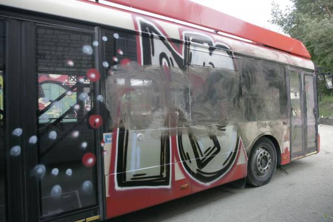 Naktį vandalai grafičiais išterliojo 14 troleibusų