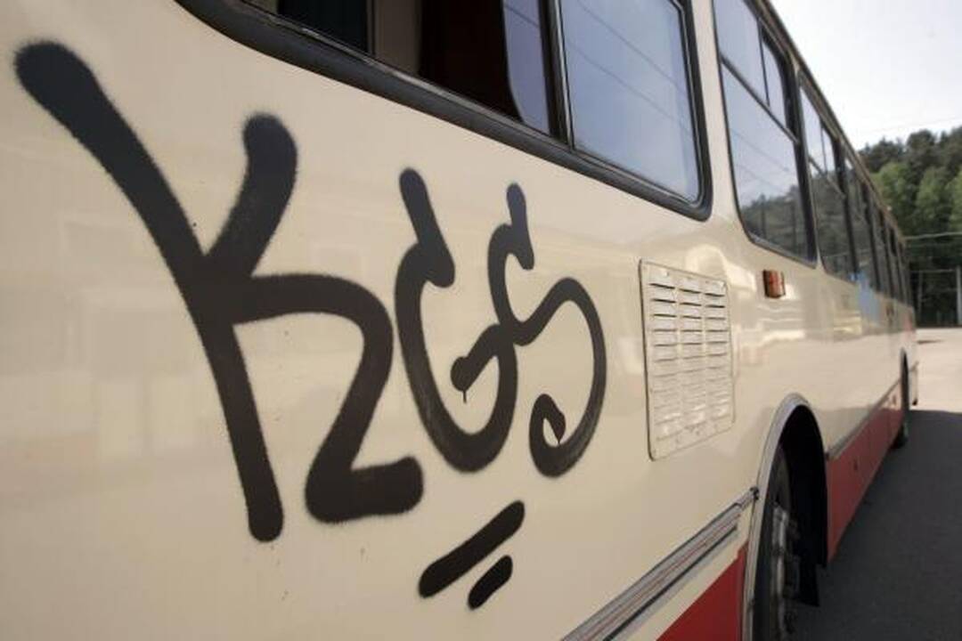 Naktį vandalai grafičiais išterliojo 14 troleibusų