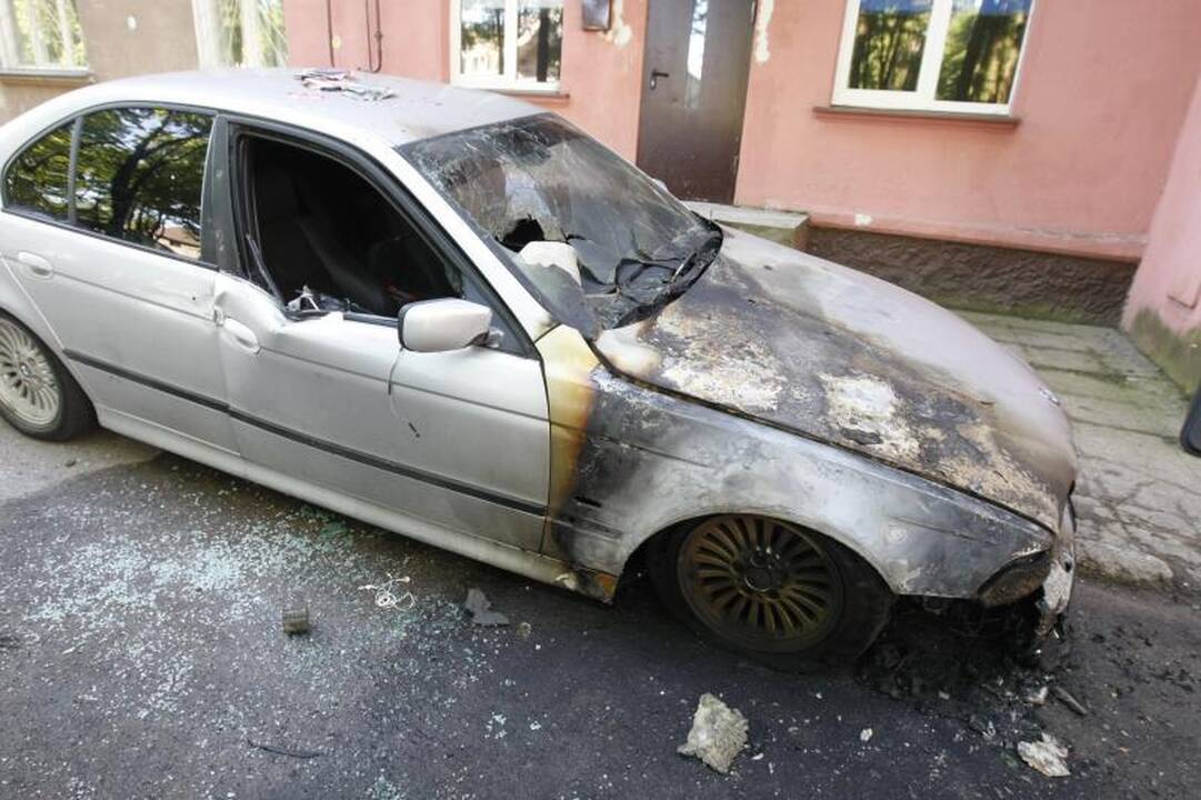 Malūnininkų gatvėje liepsnojo penki automobiliai (atnaujinta)