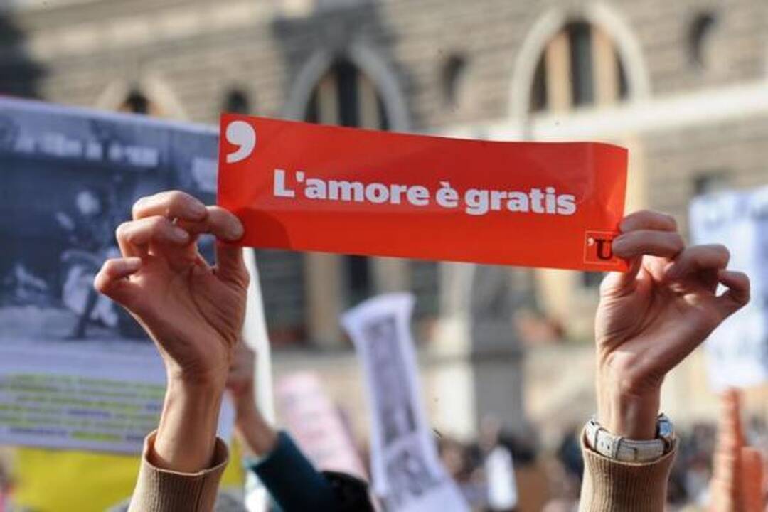 Italijos premjeras numojo ranka į masinį moterų protestą