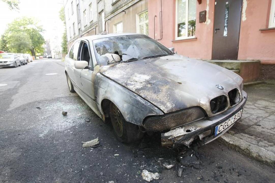 Malūnininkų gatvėje liepsnojo penki automobiliai (atnaujinta)