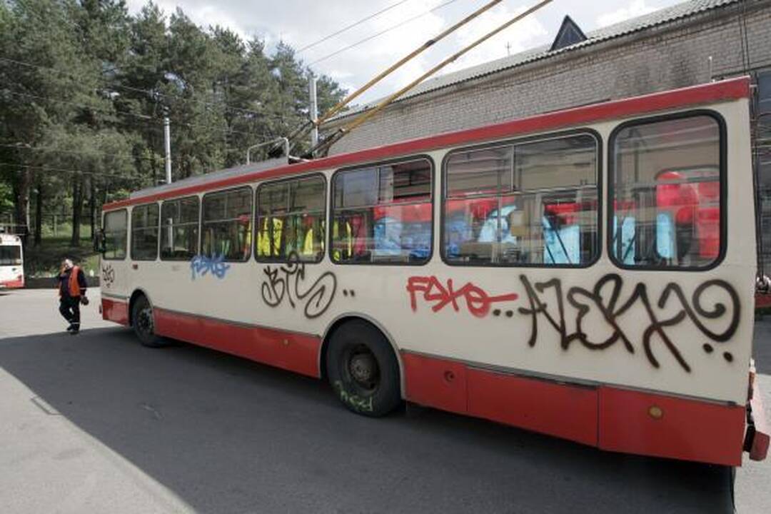 Naktį vandalai grafičiais išterliojo 14 troleibusų