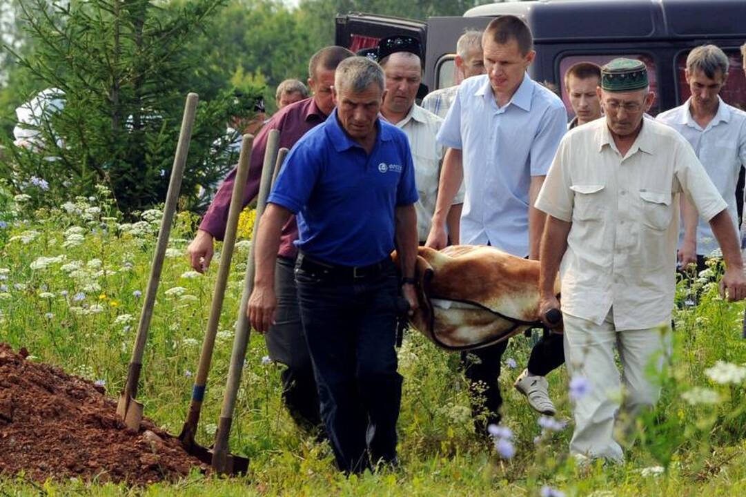 Kazanė motorlaivio "Bulgarija" aukų atminimą pagerbė pagal musulmonų papročius