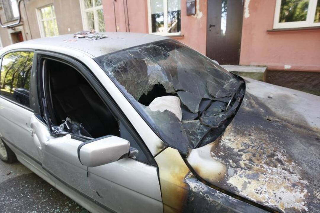 Malūnininkų gatvėje liepsnojo penki automobiliai (atnaujinta)
