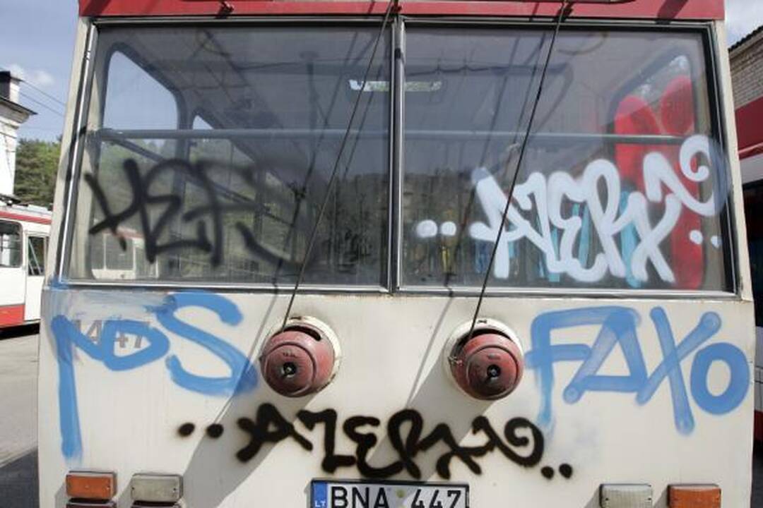 Naktį vandalai grafičiais išterliojo 14 troleibusų