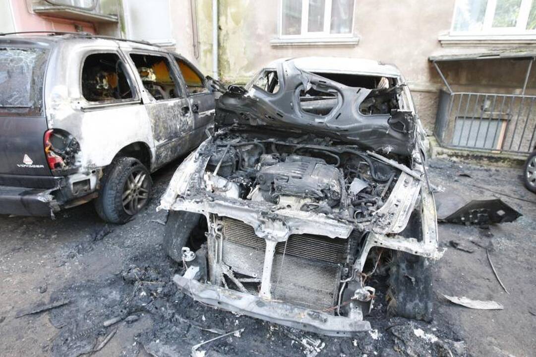 Malūnininkų gatvėje liepsnojo penki automobiliai (atnaujinta)