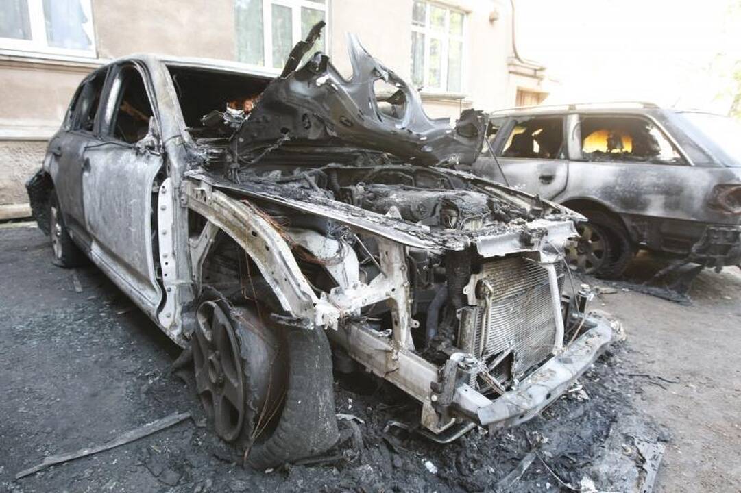 Malūnininkų gatvėje liepsnojo penki automobiliai (atnaujinta)