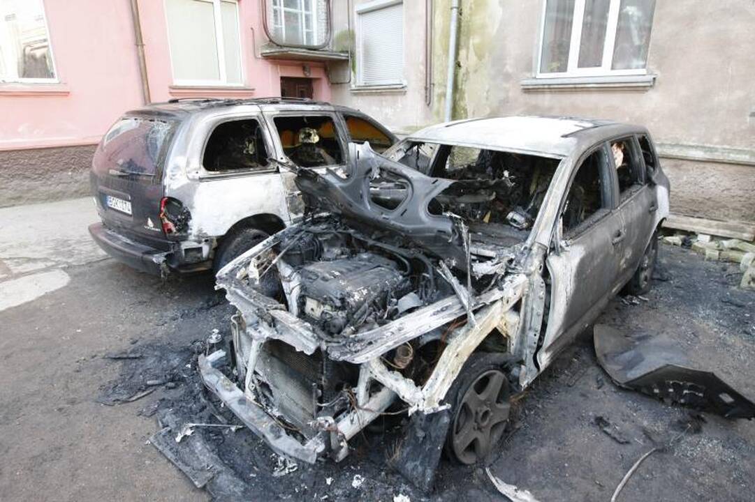 Malūnininkų gatvėje liepsnojo penki automobiliai (atnaujinta)