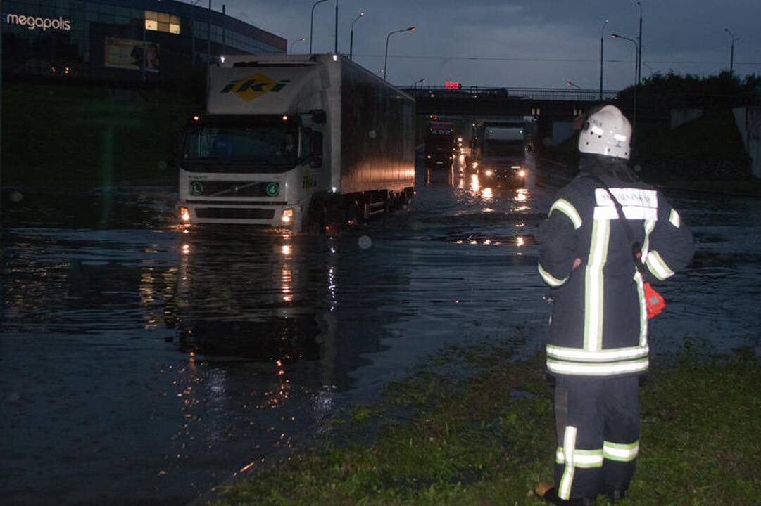 Ugniagesiai išgelbėjo per potvynį skendusius lenkus