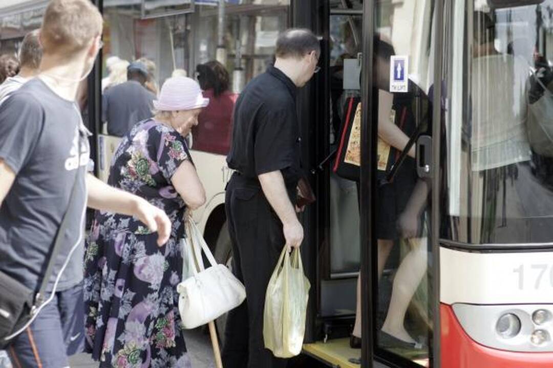 Nauja keleivių laipinimo tvarka Vilniuje prigyja sunkiai 