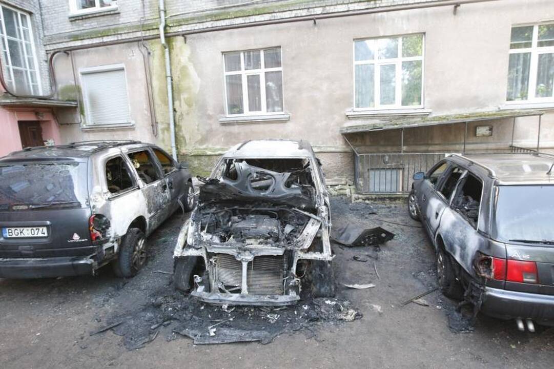 Malūnininkų gatvėje liepsnojo penki automobiliai (atnaujinta)