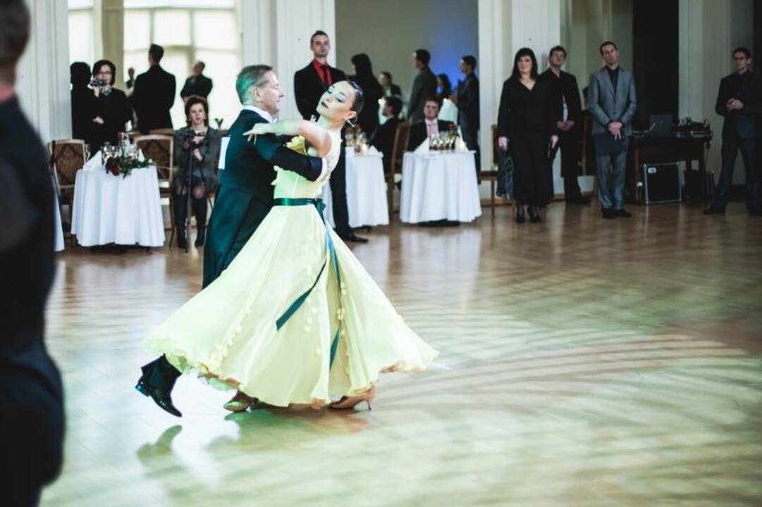 Kaune  ant parketo  sklendė  mylintieji   šokį