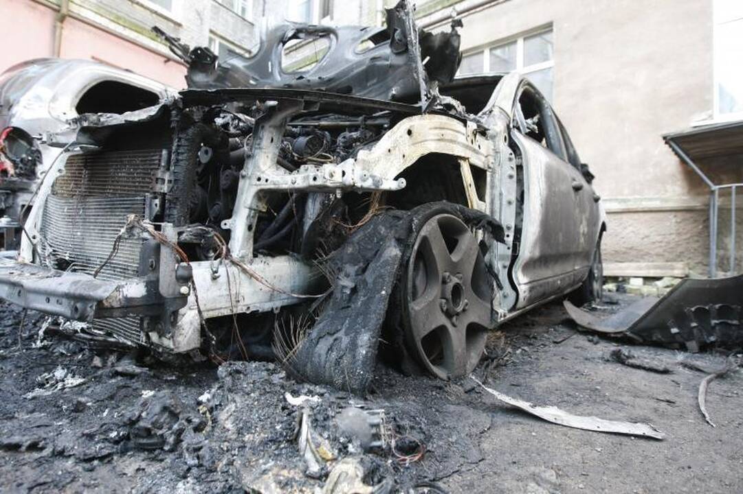 Malūnininkų gatvėje liepsnojo penki automobiliai (atnaujinta)