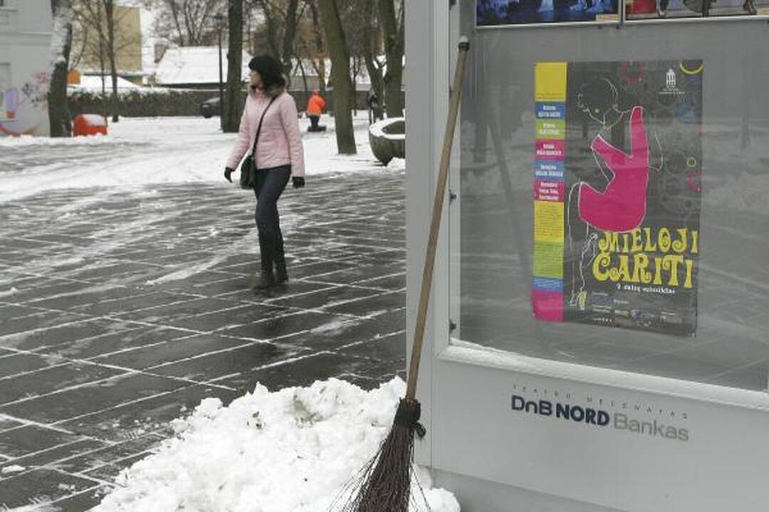 Naktį gausiai pasnigus per avariją sužaloti keli žmonės (papildyta)