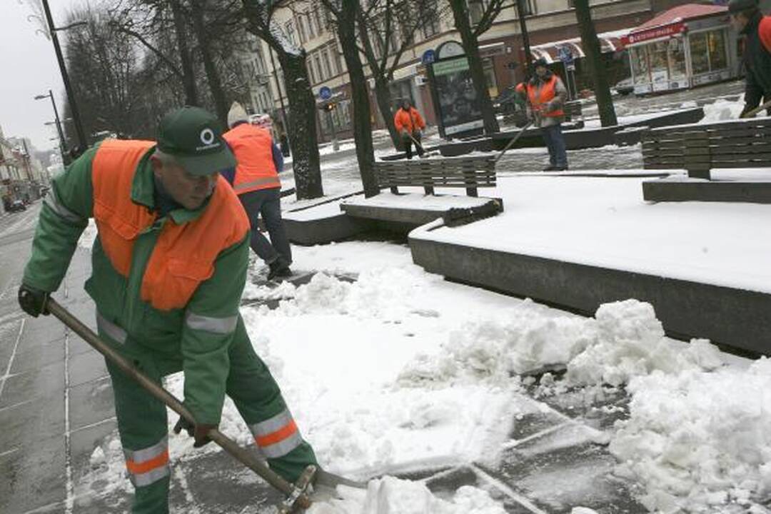 Naktį gausiai pasnigus per avariją sužaloti keli žmonės (papildyta)