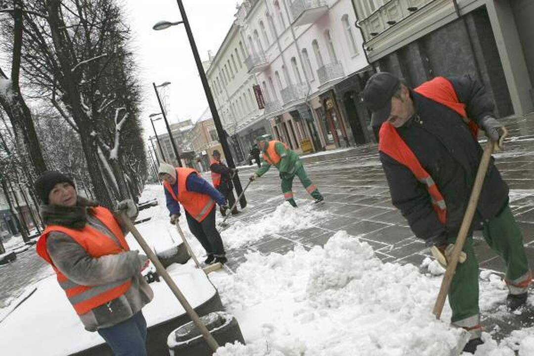 Naktį gausiai pasnigus per avariją sužaloti keli žmonės (papildyta)